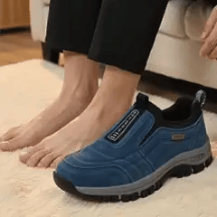 🎁 Moški ortopedski pohodni čevlji — Ročno šivan semiš 👟 Vodoodporni in nedrseči ✅ Podpora za stopalni lok — Udobna hoja.
