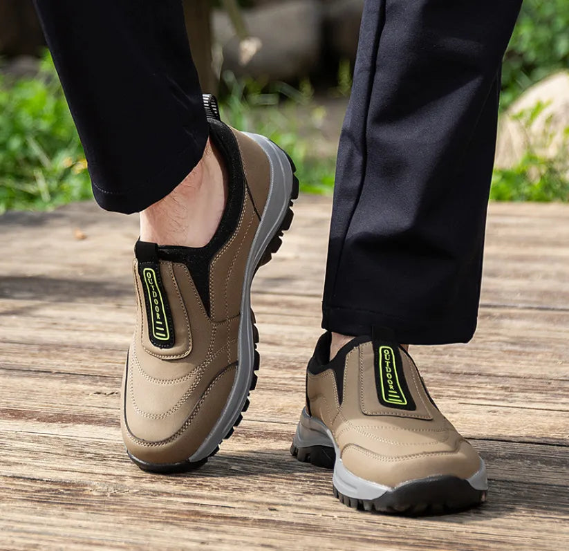 🎁 Moški ortopedski pohodni čevlji — Ročno šivan semiš 👟 Vodoodporni in nedrseči ✅ Podpora za stopalni lok — Udobna hoja.