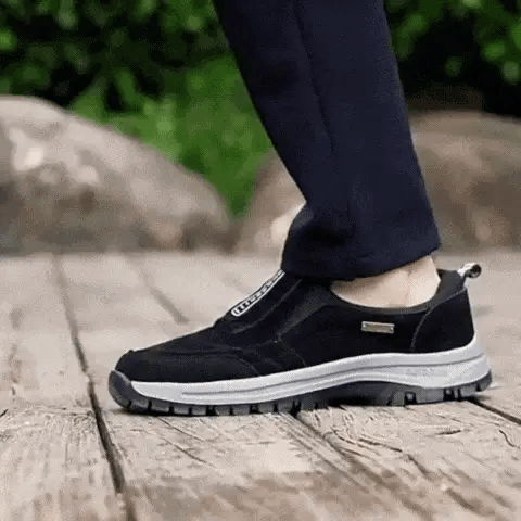 🎁 Moški ortopedski pohodni čevlji — Ročno šivan semiš 👟 Vodoodporni in nedrseči ✅ Podpora za stopalni lok — Udobna hoja.